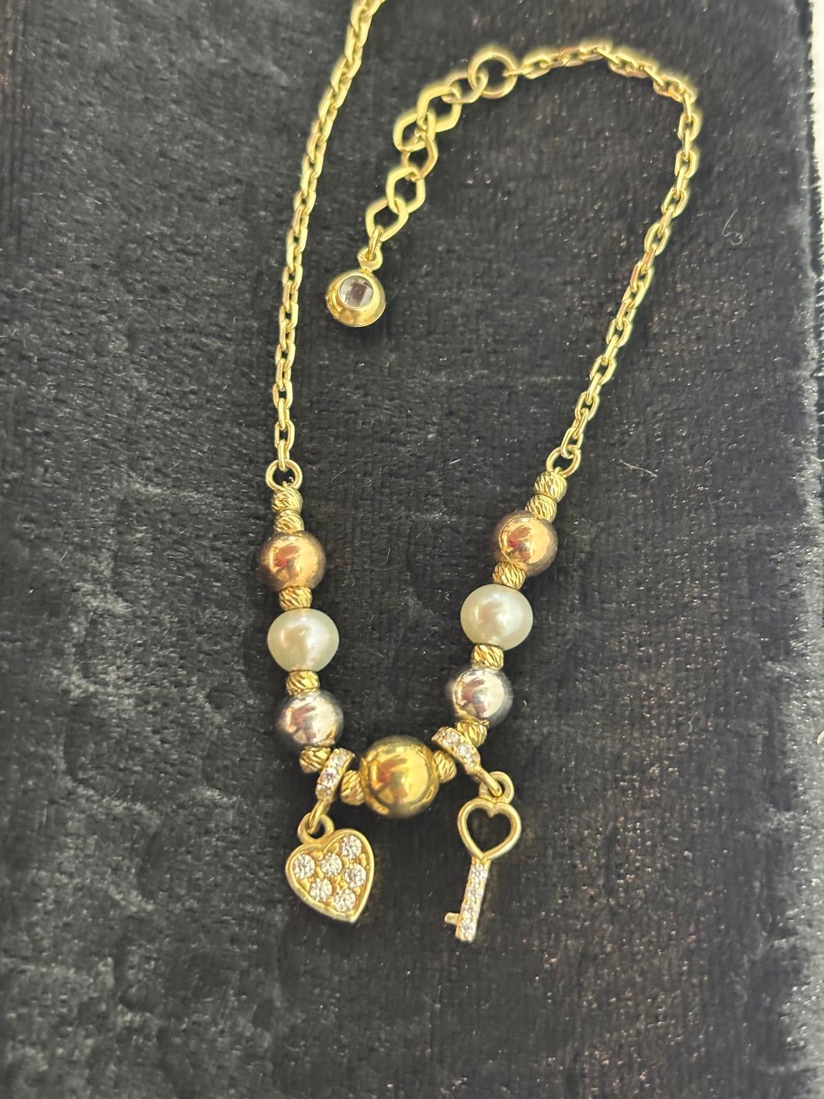 Bratara aur 14k cu perle, model charmuri incluse (cheita si inimioara)
