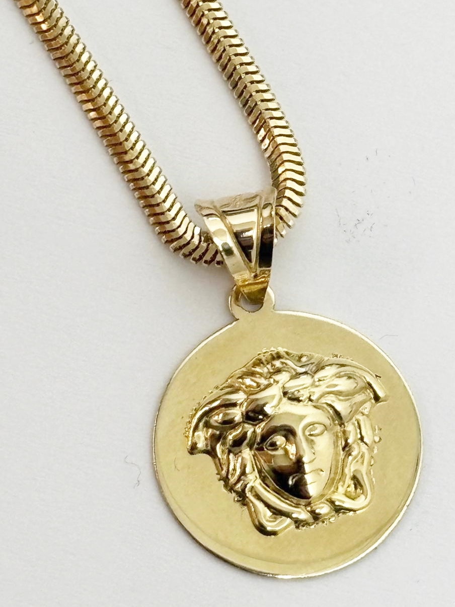 lant cu pandantiv Versace din aur galben 14k