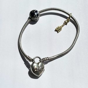 brățară Pandora Moments din argint cu pandantiv regal si sageata lui Cupidon