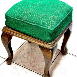 Taburet vintage cu picioare cabriole din nuc