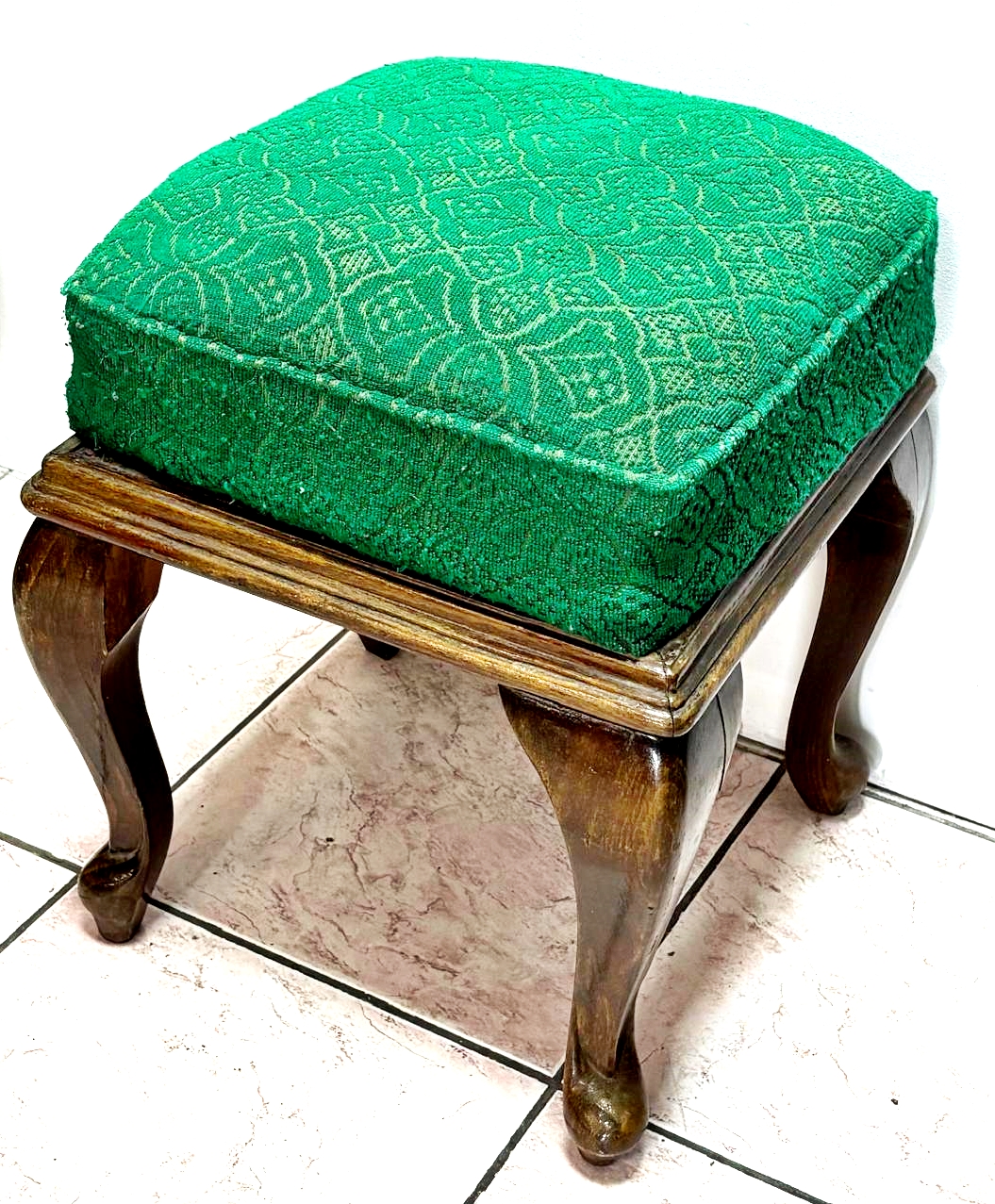Taburet vintage cu picioare cabriole din nuc