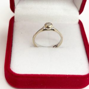 inel solitar din aur alb 18k cu diamant natural