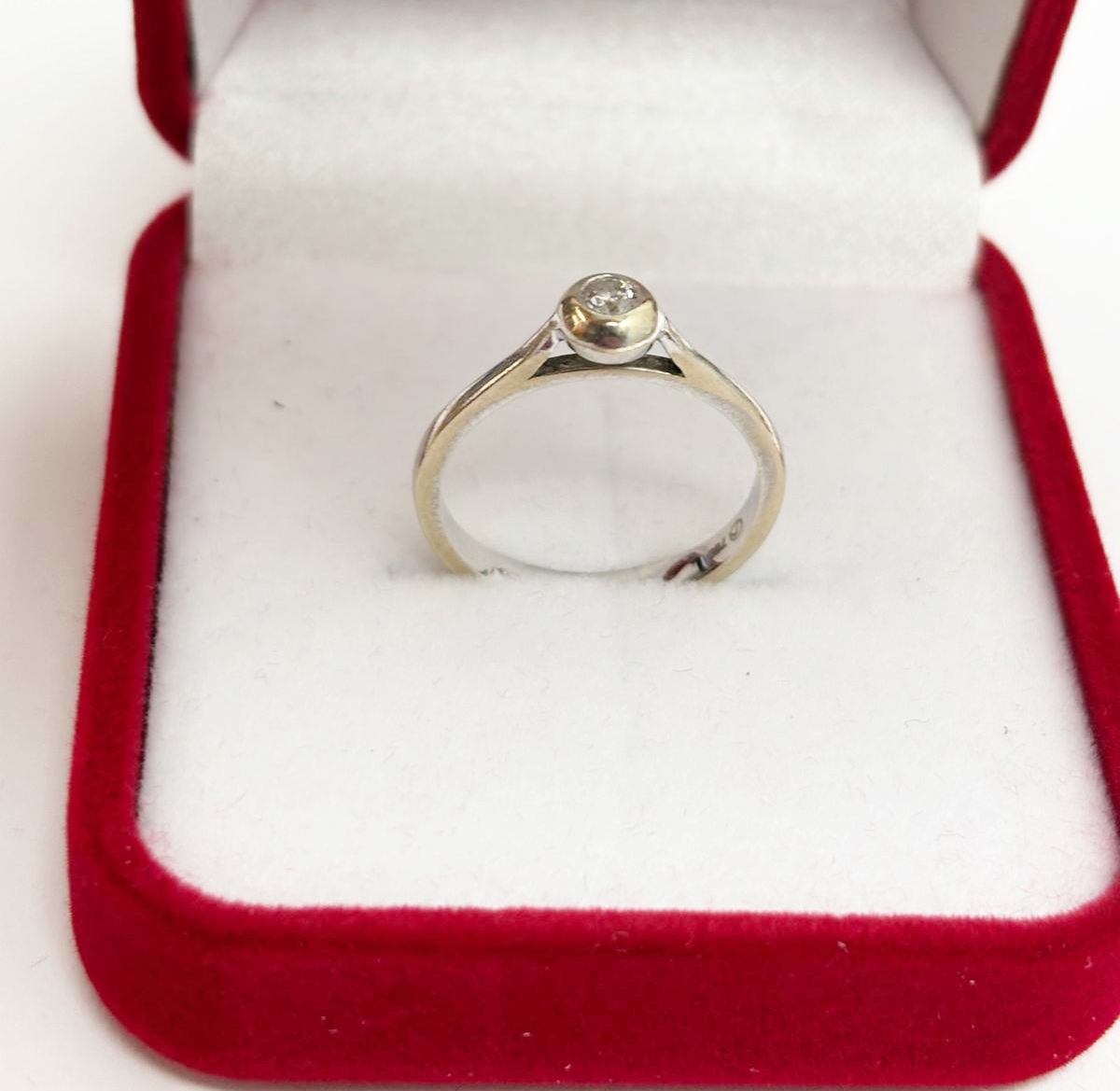inel solitar din aur alb 18k cu diamant natural