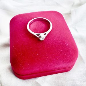 Alternative view of inel solitar din aur alb 18k cu diamant natural