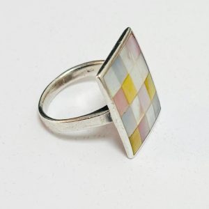 inel modernist din argint 925 decorat cu intarsii geometrice din sidef natural