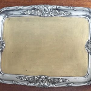 tava vintage din alamă argintată cu modele florale
