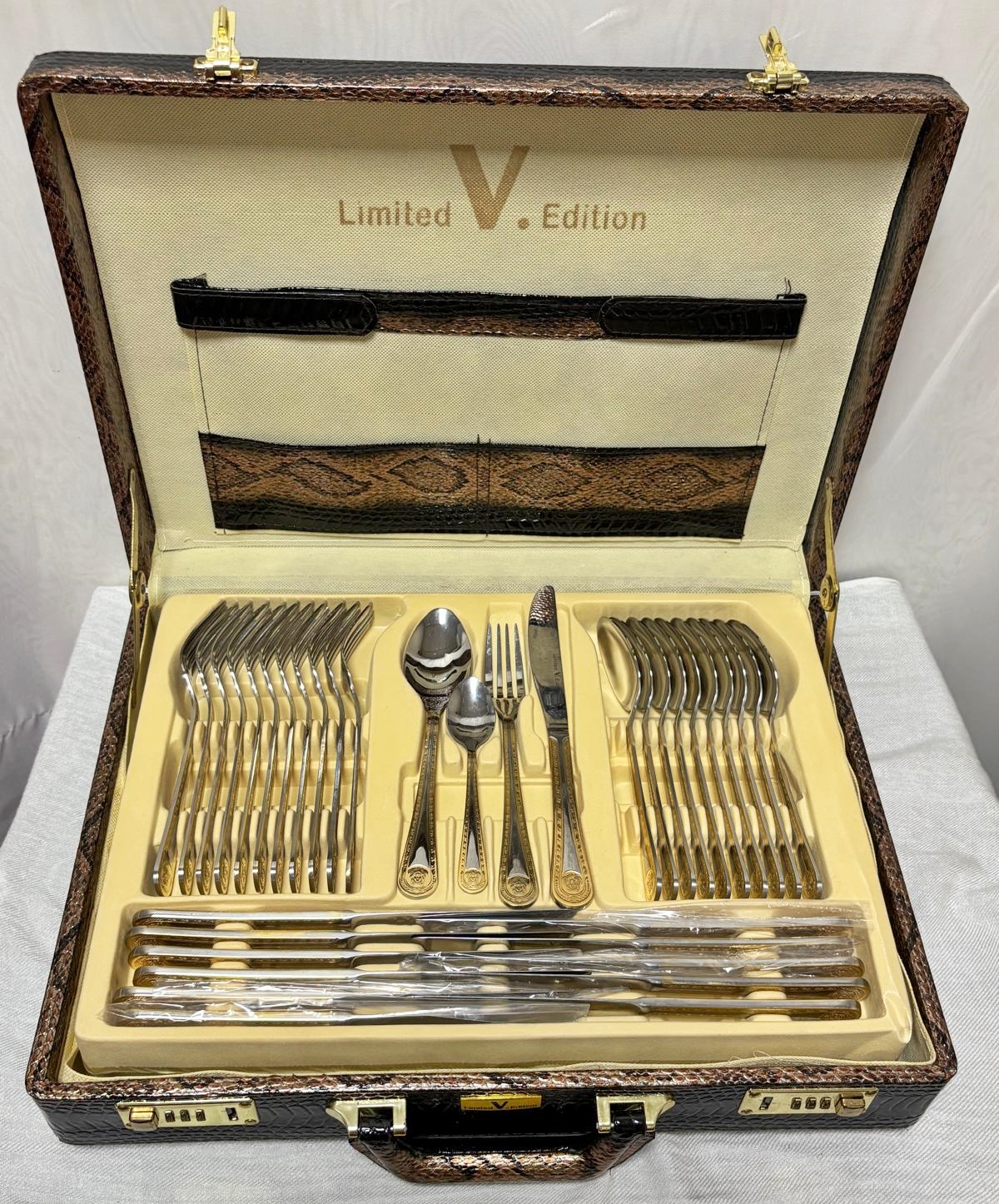 Set tacamuri aurite pentru 12 persoane Limited V. Edition Italy