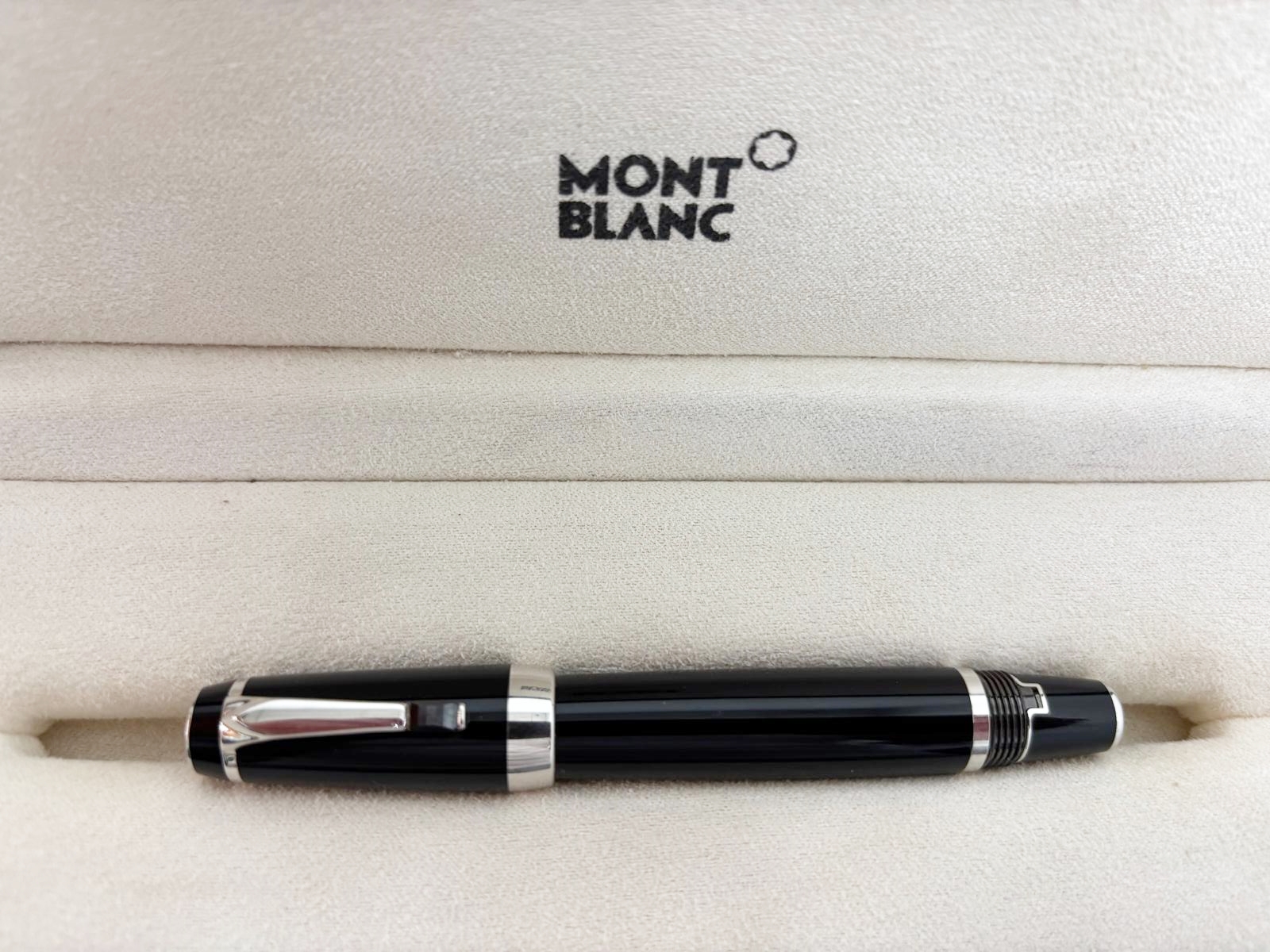 stilou Montblanc Bohème Noir cu detalii placate cu platină